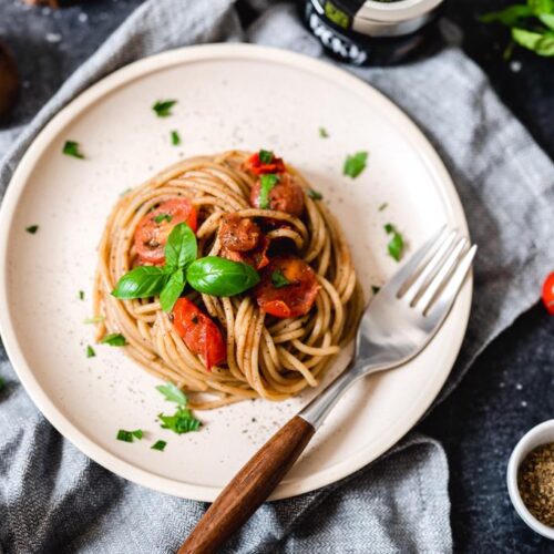 Spaghetti with black garlic
